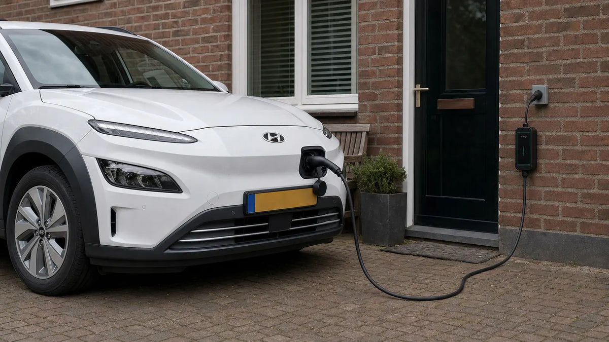 Elektrische auto die via een mobiele thuislader aan het gewone stopcontact laadt
