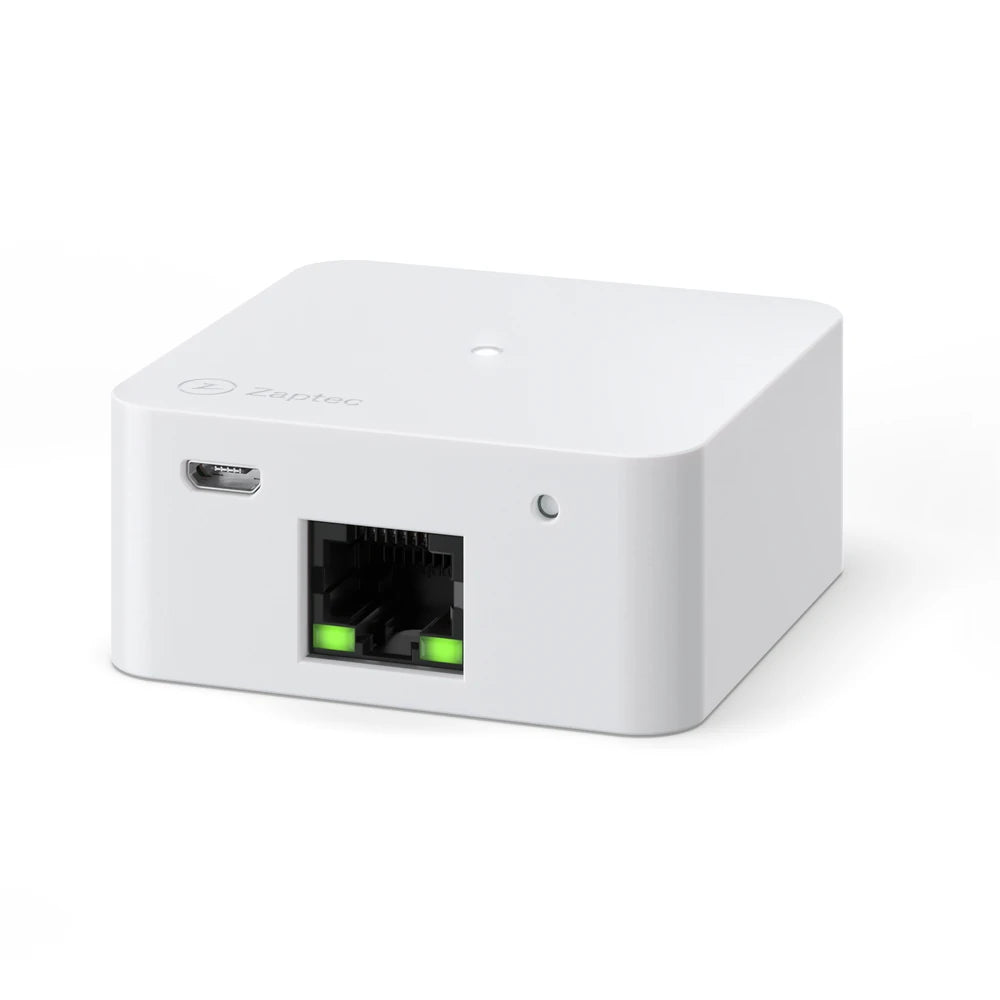 Witte Zaptec Sense P1 voor load balancing, schuin van voren met de usb-aansluiting en de netwerkpoort met groene lampjes.