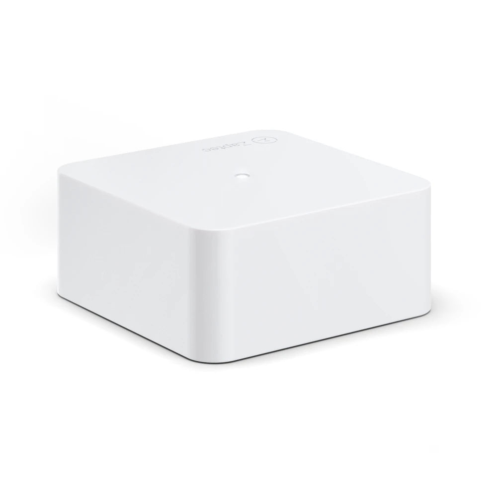 Witte Zaptec Sense P1 schuin van achteren, een compact kastje met afgeronde hoeken en een lampje op de bovenkant.