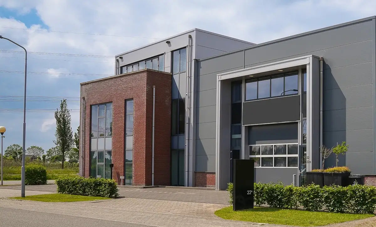 Het bedrijfspand van Voltrade aan De Vlasman 22-A in Dodewaard